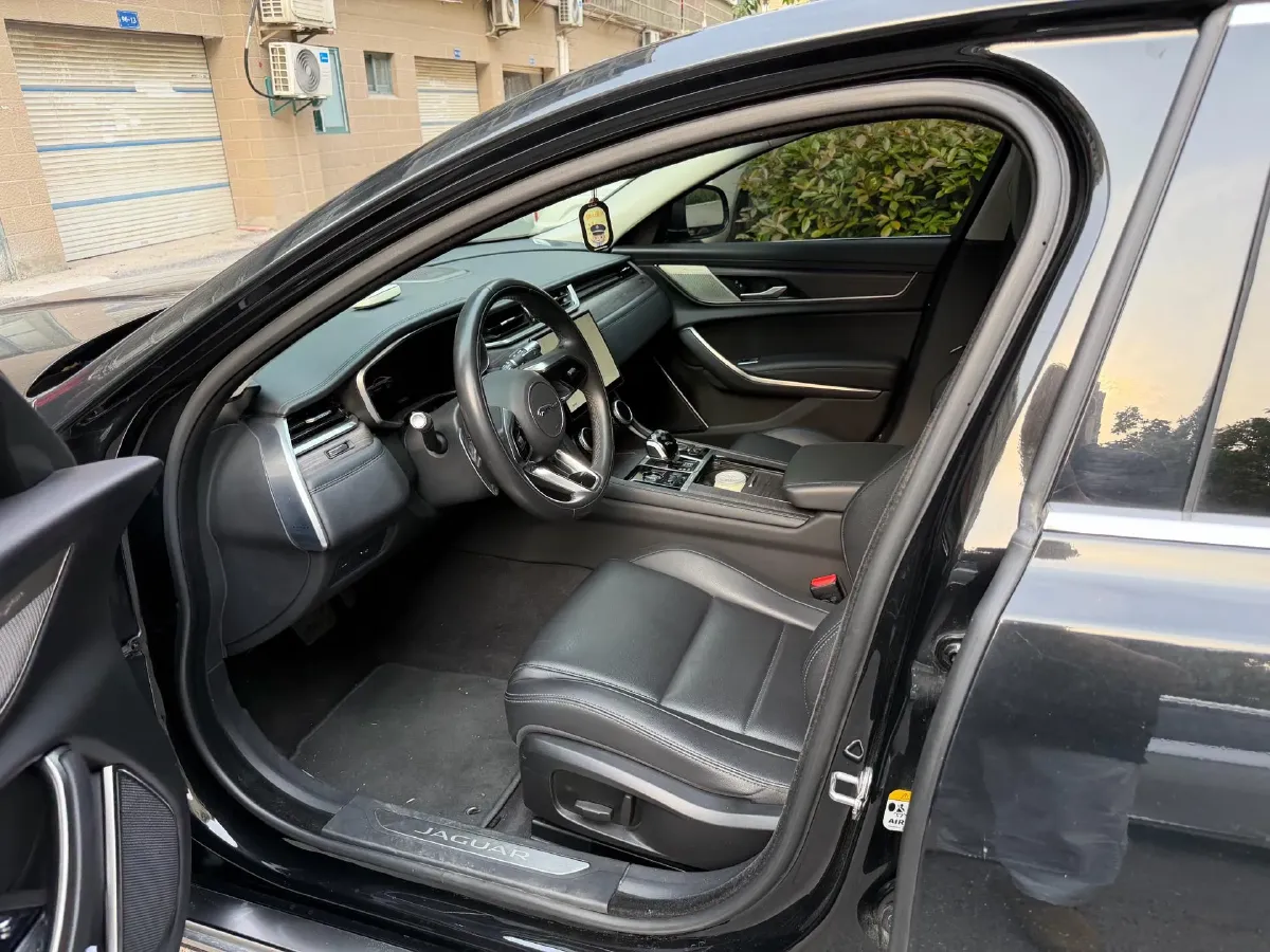 2022 Jaguar XFL 2.0T 200HP L4 8AT,autocango,china used car exporter,china ev exporter,chinese used car exporter,chinese used ev exporter