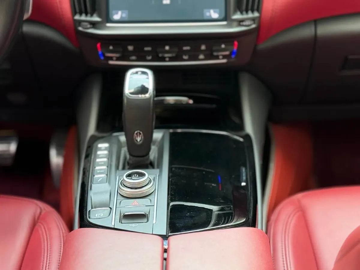 2022 Maserati Levante 2.0T 330HP L4 8AT,autocango,china used car exporter,china ev exporter,chinese used car exporter,chinese used ev exporter