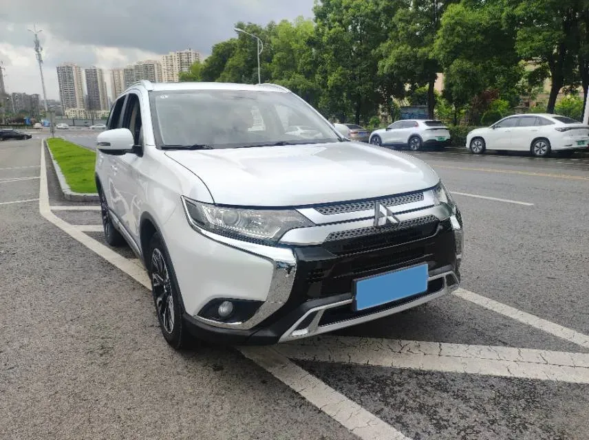 2019 Mitsubishi Outlander 2.0L 166HP L4 CVT,autocango,china used car exporter,china ev exporter,chinese used car exporter,chinese used ev exporter