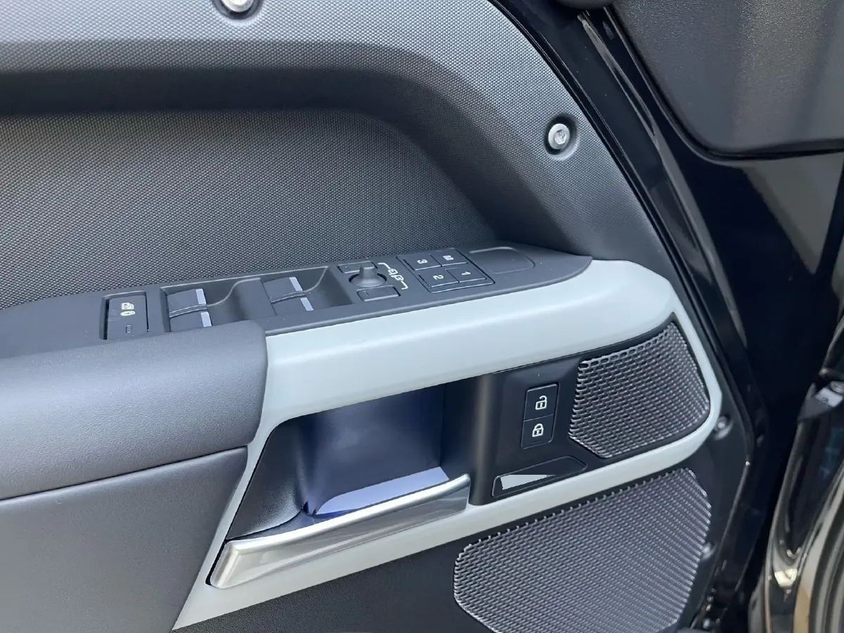 2024 Land Rover Defender 3.0T 400HP L6 8AT,autocango,china used car exporter,china ev exporter,chinese used car exporter,chinese used ev exporter