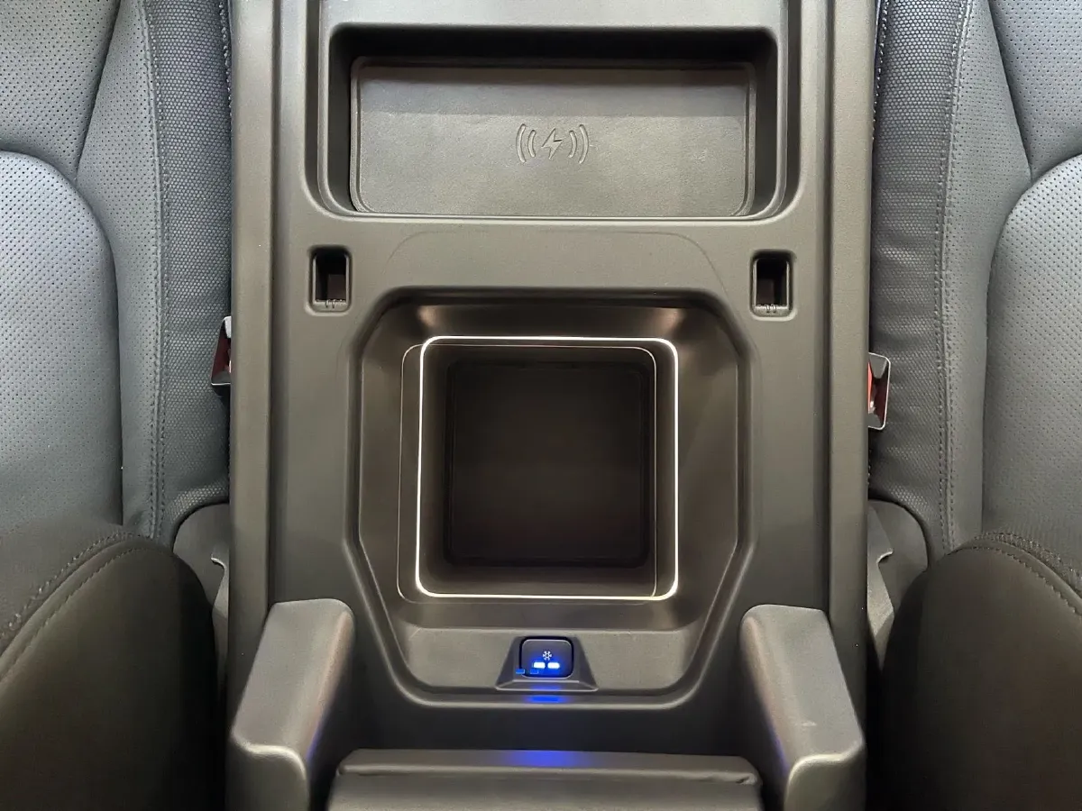 2024 Land Rover Defender 3.0T 400HP L6 8AT,autocango,china used car exporter,china ev exporter,chinese used car exporter,chinese used ev exporter