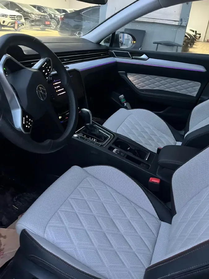 2025 Volkswagen Magotan 2.0T 186HP L4 7DCT,autocango,china used car exporter,china ev exporter,chinese used car exporter,chinese used ev exporter