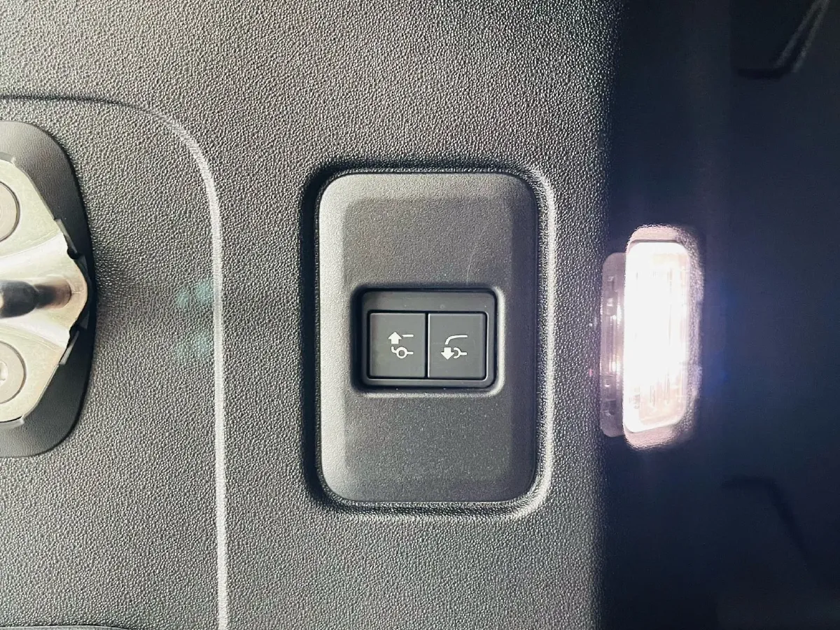 2023 Land Rover Defender 3.0T 400HP L6 8AT,autocango,china used car exporter,china ev exporter,chinese used car exporter,chinese used ev exporter