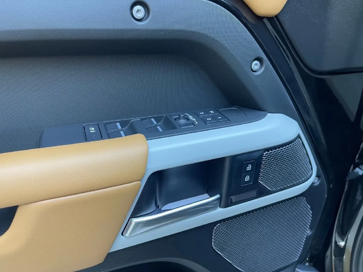 2023 Land Rover Defender 3.0T 400HP L6 8AT,autocango,china used car exporter,china ev exporter,chinese used car exporter,chinese used ev exporter