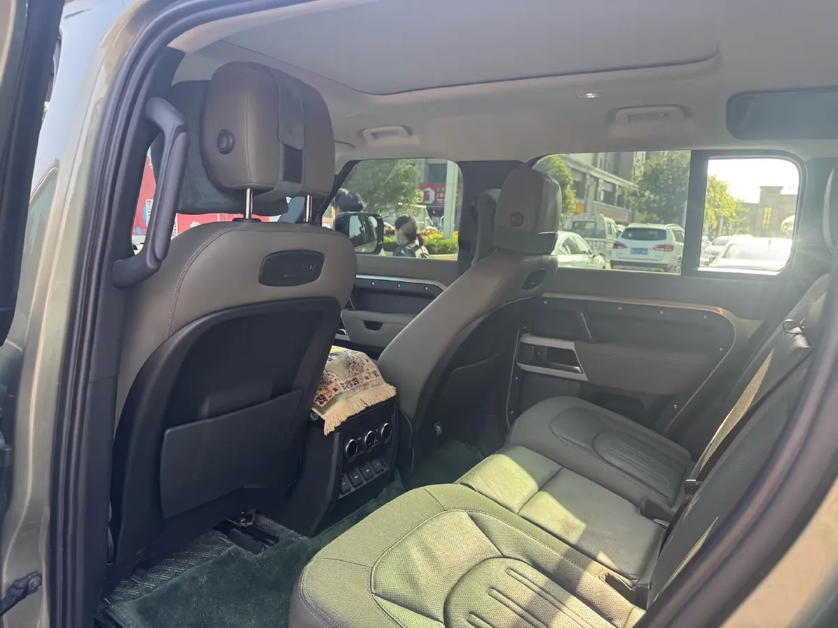 2020 Land Rover Defender 3.0T 400HP L6 8AT,autocango,china used car exporter,china ev exporter,chinese used car exporter,chinese used ev exporter