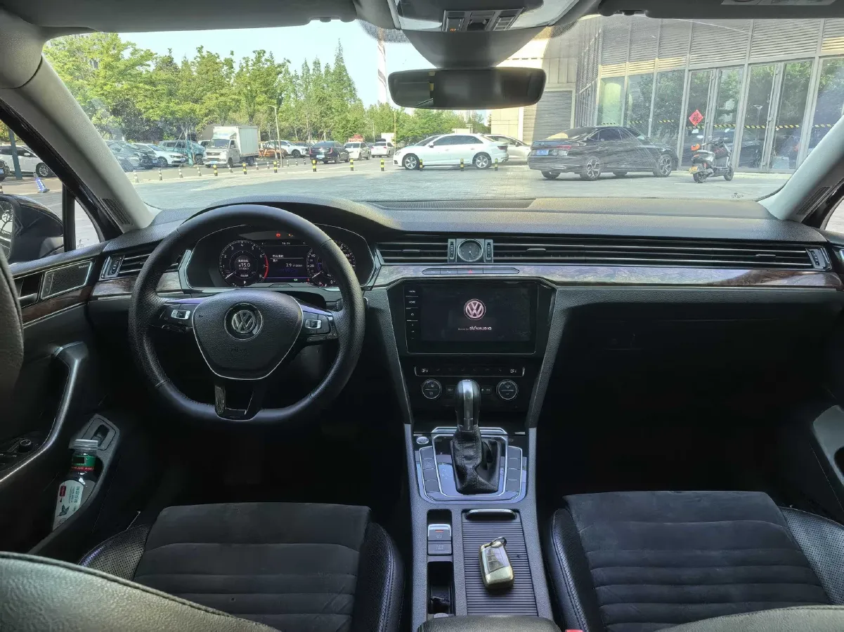 2018 Volkswagen Magotan 2.0T 220HP L4 7DCT,autocango,china used car exporter,china ev exporter,chinese used car exporter,chinese used ev exporter