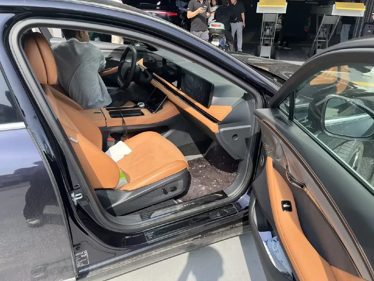 2024 Voyah ZhuiGuang 1.5T 136HP L4 PHEV 43KWH,autocango,china used car exporter,china ev exporter,chinese used car exporter,chinese used ev exporter