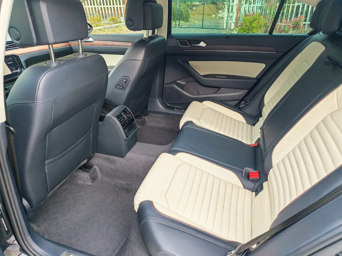 2018 Volkswagen Magotan 2.0T 220HP L4 7DCT,autocango,china used car exporter,china ev exporter,chinese used car exporter,chinese used ev exporter