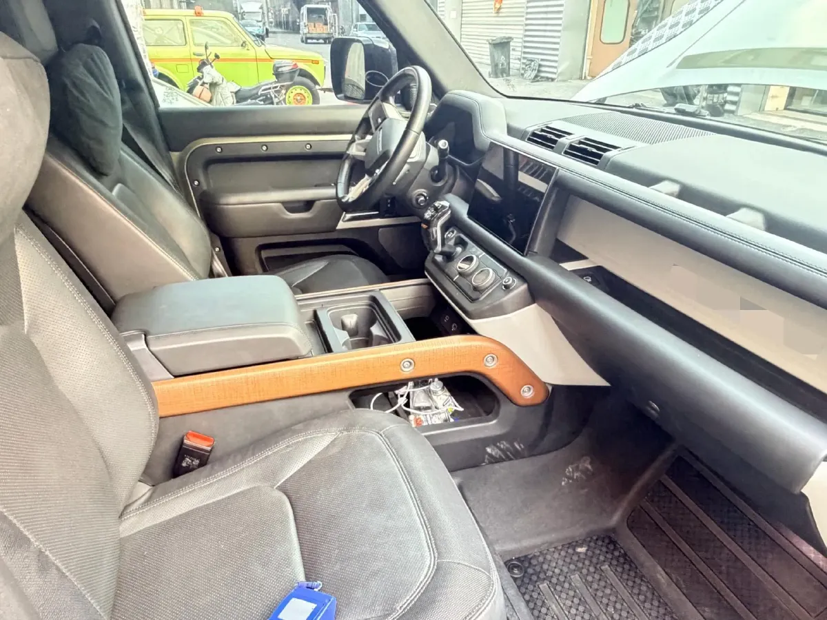 2023 Land Rover Defender 3.0T 400HP L6 8AT,autocango,china used car exporter,china ev exporter,chinese used car exporter,chinese used ev exporter