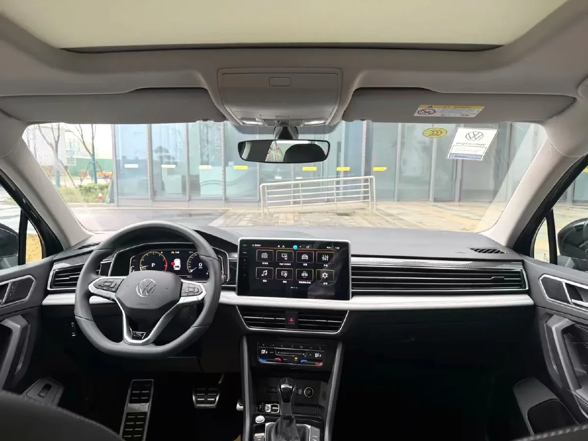 2024 Volkswagen Tiguan L 2.0T 186HP L4 7DCT,autocango,china used car exporter,china ev exporter,chinese used car exporter,chinese used ev exporter