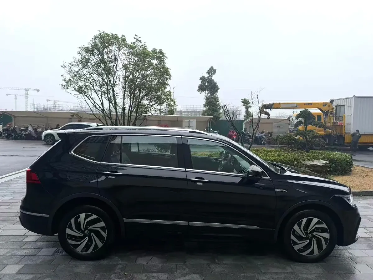 2024 Volkswagen Tiguan L 2.0T 186HP L4 7DCT,autocango,china used car exporter,china ev exporter,chinese used car exporter,chinese used ev exporter
