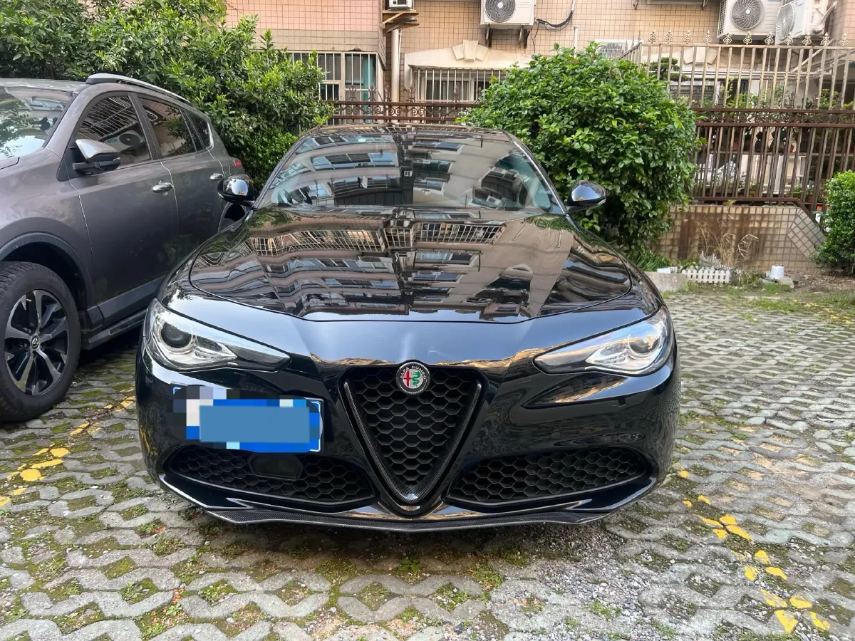 2021 Alfa Romeo Giulia 2.0T 280HP L4 8AT,autocango,china used car exporter,china ev exporter,chinese used car exporter,chinese used ev exporter
