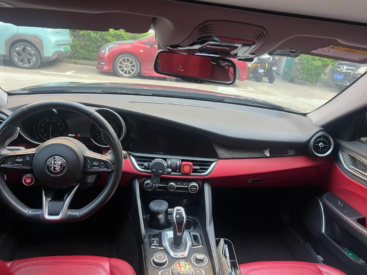 2021 Alfa Romeo Giulia 2.0T 280HP L4 8AT,autocango,china used car exporter,china ev exporter,chinese used car exporter,chinese used ev exporter