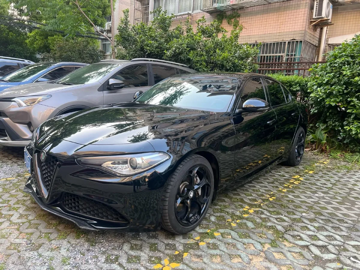 2021 Alfa Romeo Giulia 2.0T 280HP L4 8AT,autocango,china used car exporter,china ev exporter,chinese used car exporter,chinese used ev exporter
