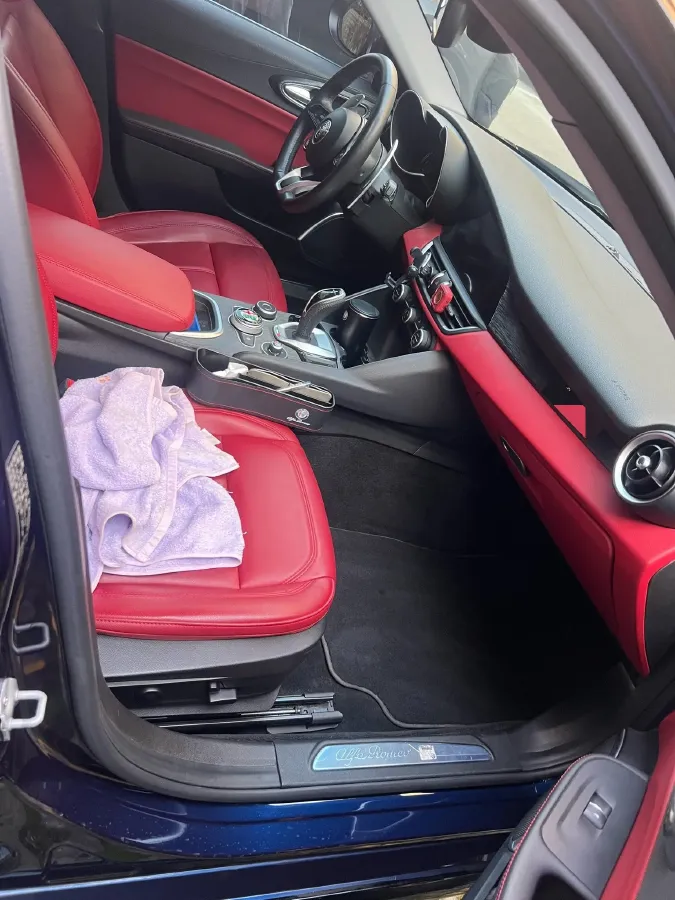 2021 Alfa Romeo Giulia 2.0T 280HP L4 8AT,autocango,china used car exporter,china ev exporter,chinese used car exporter,chinese used ev exporter