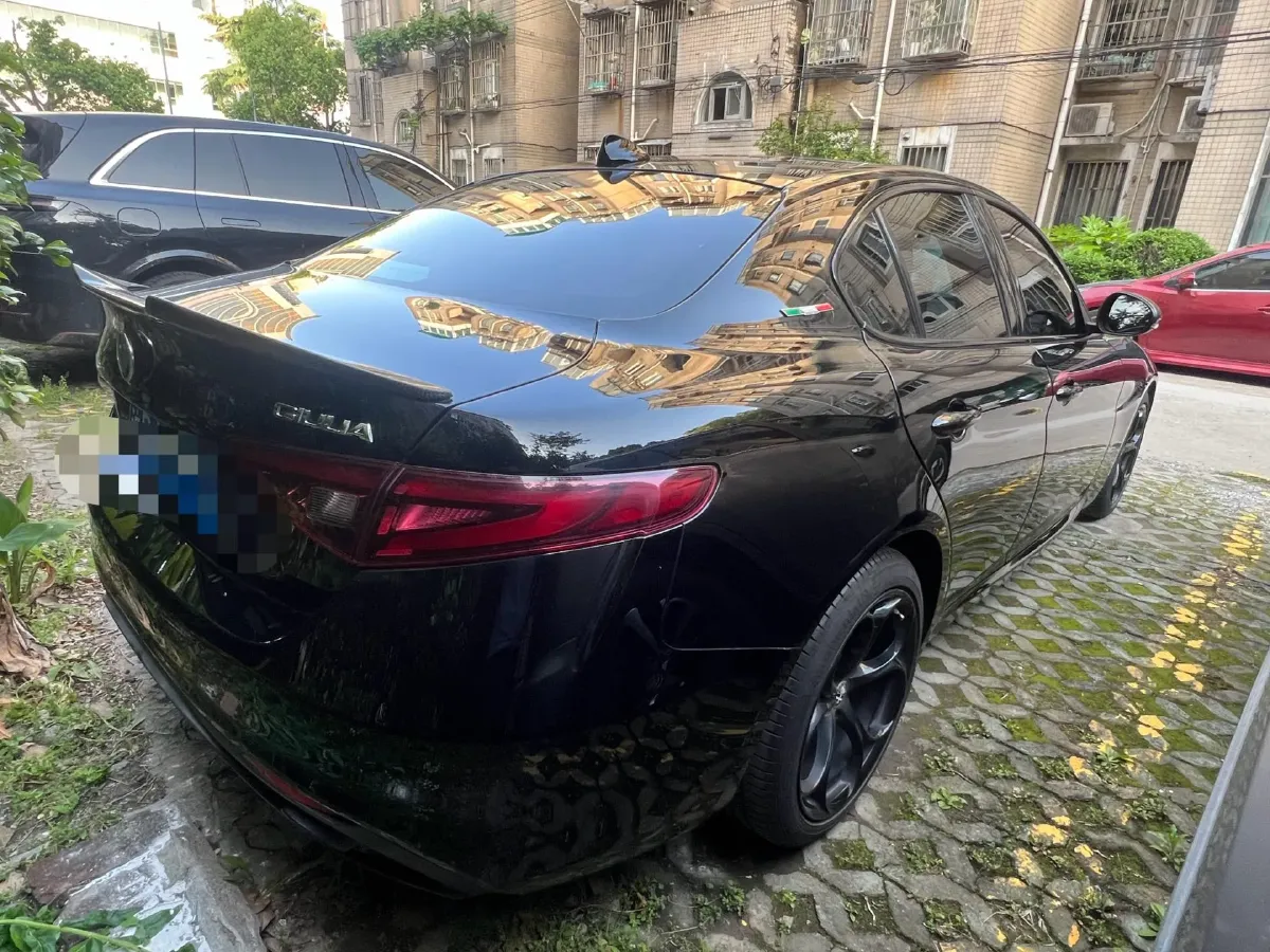 2021 Alfa Romeo Giulia 2.0T 280HP L4 8AT,autocango,china used car exporter,china ev exporter,chinese used car exporter,chinese used ev exporter
