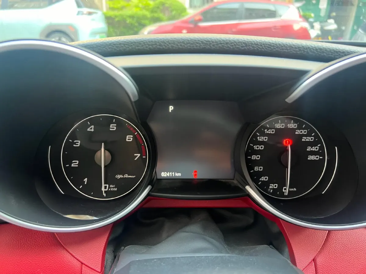 2021 Alfa Romeo Giulia 2.0T 280HP L4 8AT,autocango,china used car exporter,china ev exporter,chinese used car exporter,chinese used ev exporter