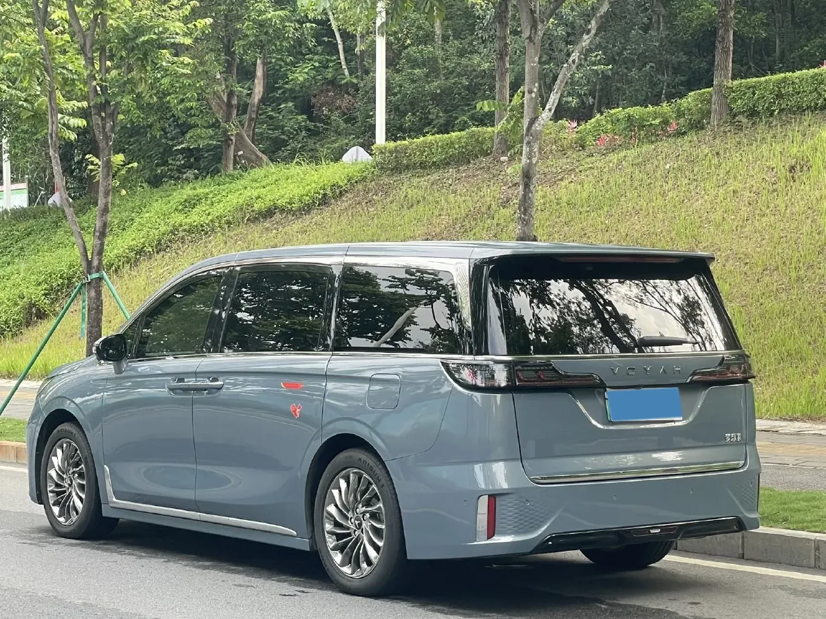 2022 Voyah Dream 1.5T 136HP L4 PHEV 25.57KWH,autocango,china used car exporter,china ev exporter,chinese used car exporter,chinese used ev exporter