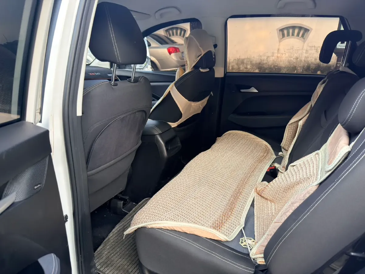 2019 BaoJun 530 1.5T 150HP L4 6MT,autocango,china used car exporter,china ev exporter,chinese used car exporter,chinese used ev exporter