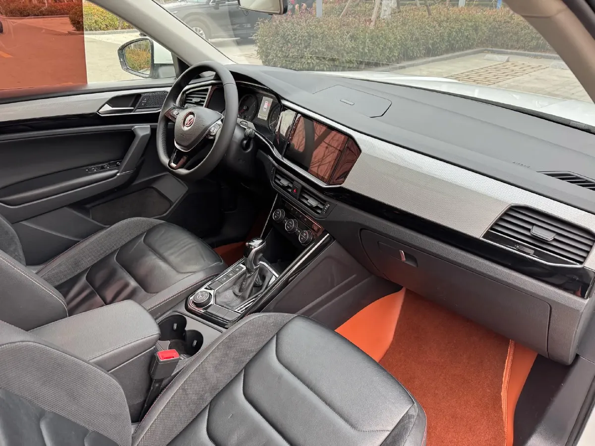 2019 MINI CLUBMAN 1.5T 102HP L3 6AT,autocango,china used car exporter,china ev exporter,chinese used car exporter,chinese used ev exporter