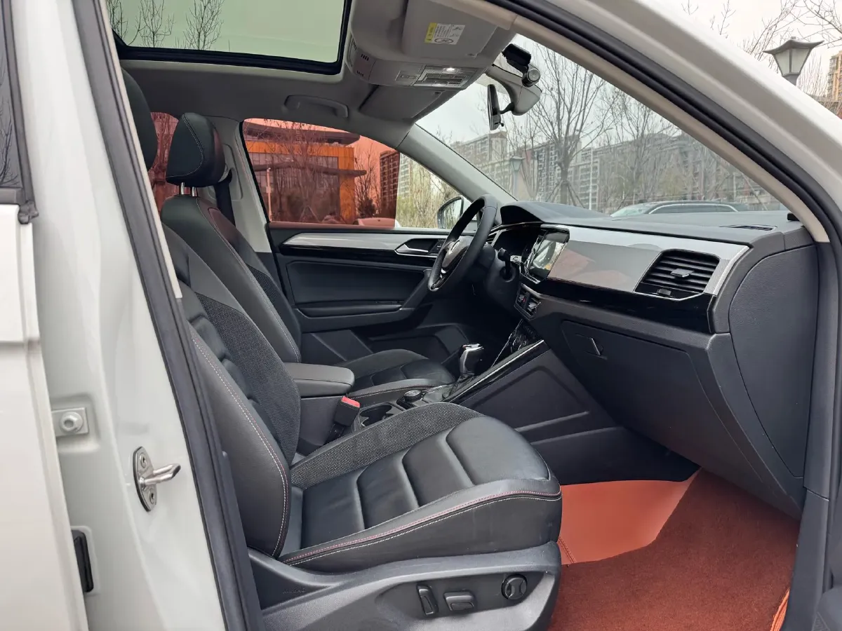 2019 MINI CLUBMAN 1.5T 102HP L3 6AT,autocango,china used car exporter,china ev exporter,chinese used car exporter,chinese used ev exporter