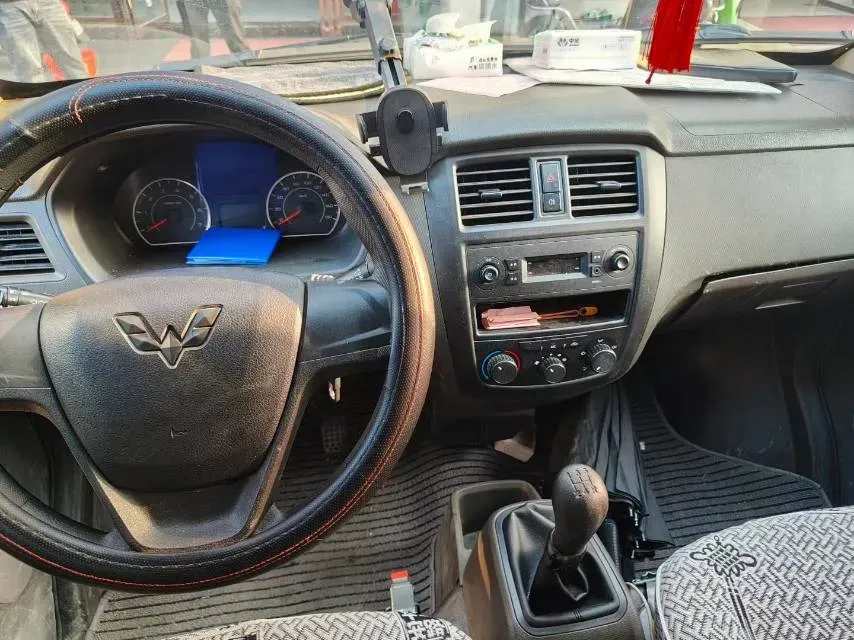 2022 WuLing RongGuang S 1.2L 76HP L4 5MT,autocango,china used car exporter,china ev exporter,chinese used car exporter,chinese used ev exporter