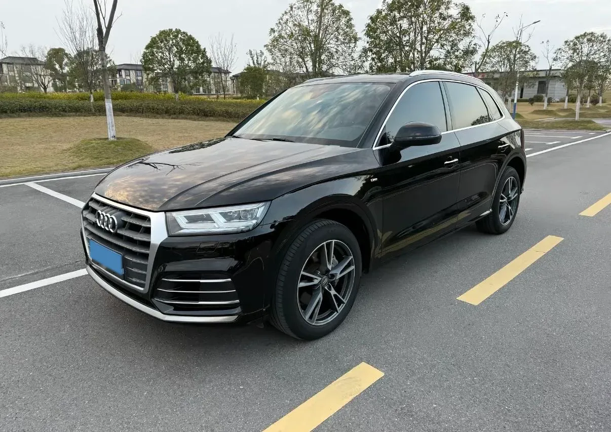 2020 Audi Q5L 2.0T 190HP L4 7DCT,autocango,china used car exporter,china ev exporter,chinese used car exporter,chinese used ev exporter