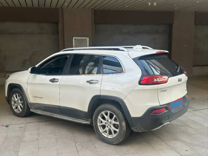 2017 Jeep Cherokee 2.4L 175HP L4 9AT,autocango,china used car exporter,china ev exporter,chinese used car exporter,chinese used ev exporter