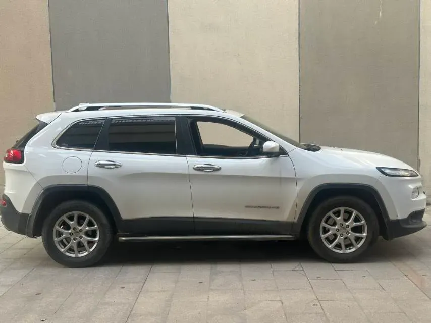 2017 Jeep Cherokee 2.4L 175HP L4 9AT,autocango,china used car exporter,china ev exporter,chinese used car exporter,chinese used ev exporter