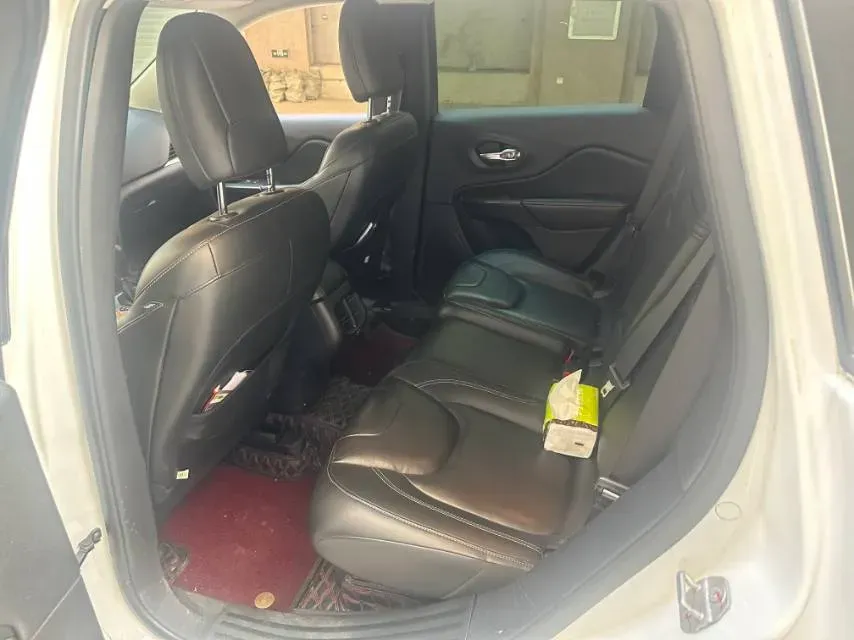 2017 Jeep Cherokee 2.4L 175HP L4 9AT,autocango,china used car exporter,china ev exporter,chinese used car exporter,chinese used ev exporter