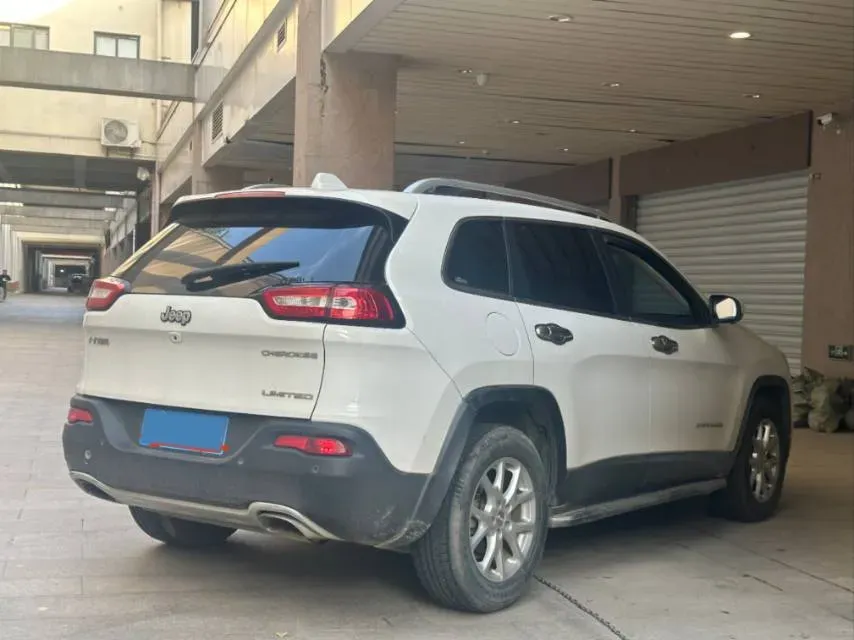 2017 Jeep Cherokee 2.4L 175HP L4 9AT,autocango,china used car exporter,china ev exporter,chinese used car exporter,chinese used ev exporter