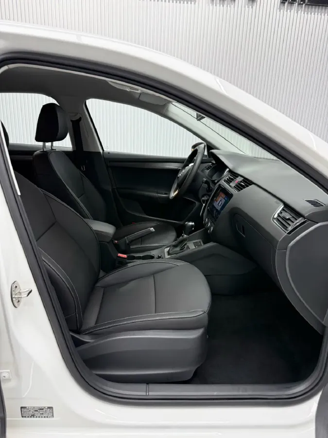 2021 Skoda Octavia 1.5L 113HP L4 6AT,autocango,china used car exporter,china ev exporter,chinese used car exporter,chinese used ev exporter