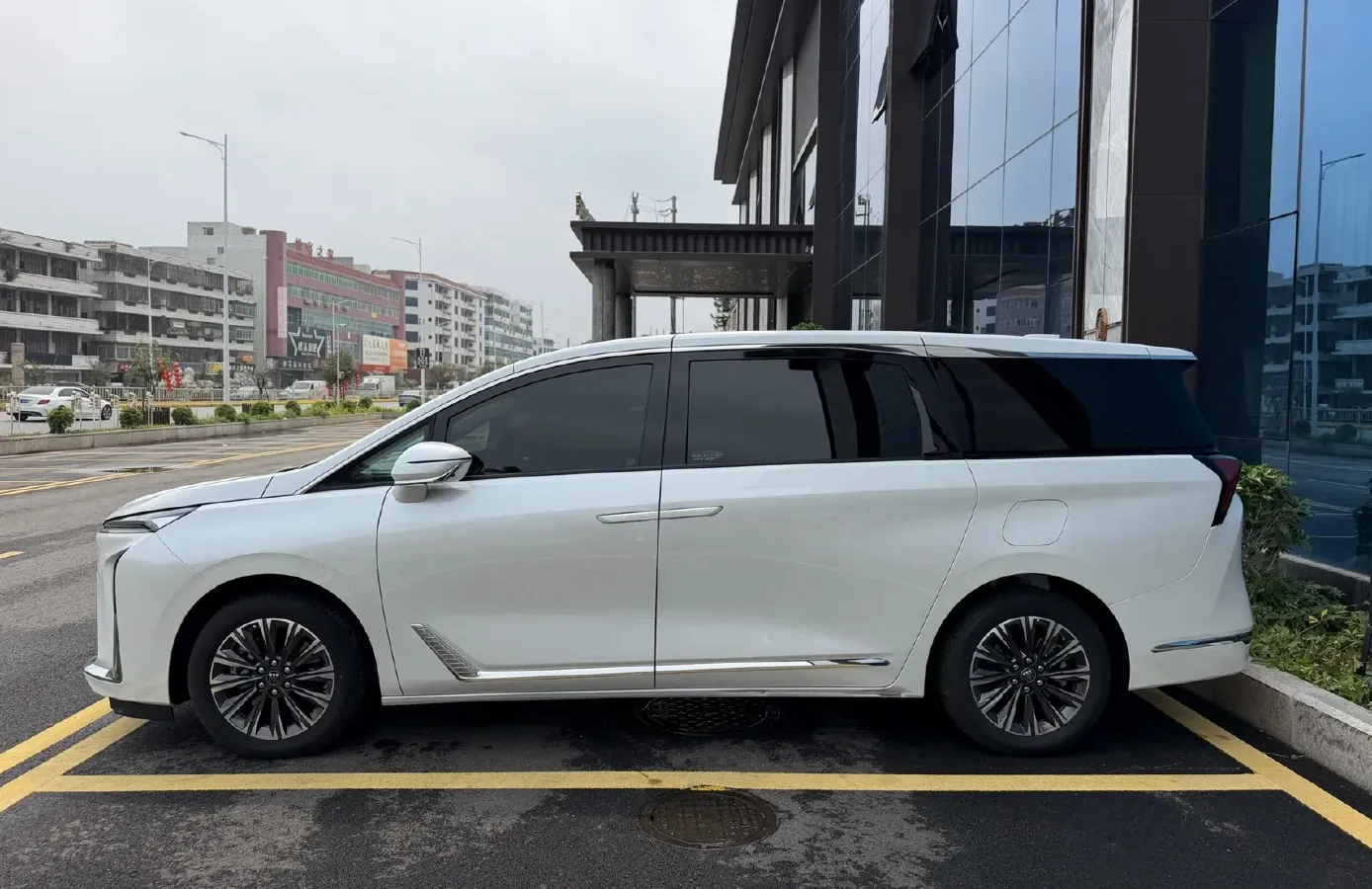 2025 Buick GL8 2.0T 237HP L4 9AT,autocango,china used car exporter,china ev exporter,chinese used car exporter,chinese used ev exporter