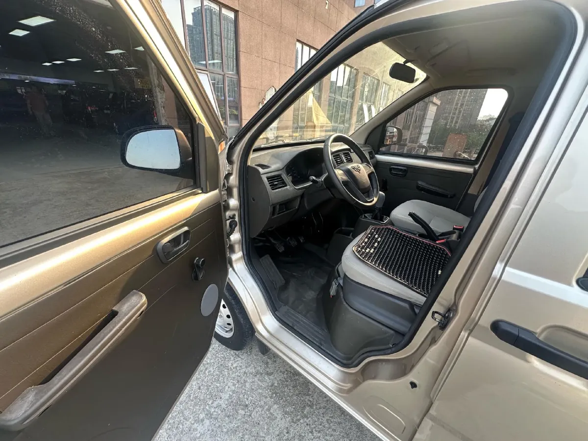 2019 WuLing RongGuang 1.2L 82HP L4 5MT,autocango,china used car exporter,china ev exporter,chinese used car exporter,chinese used ev exporter