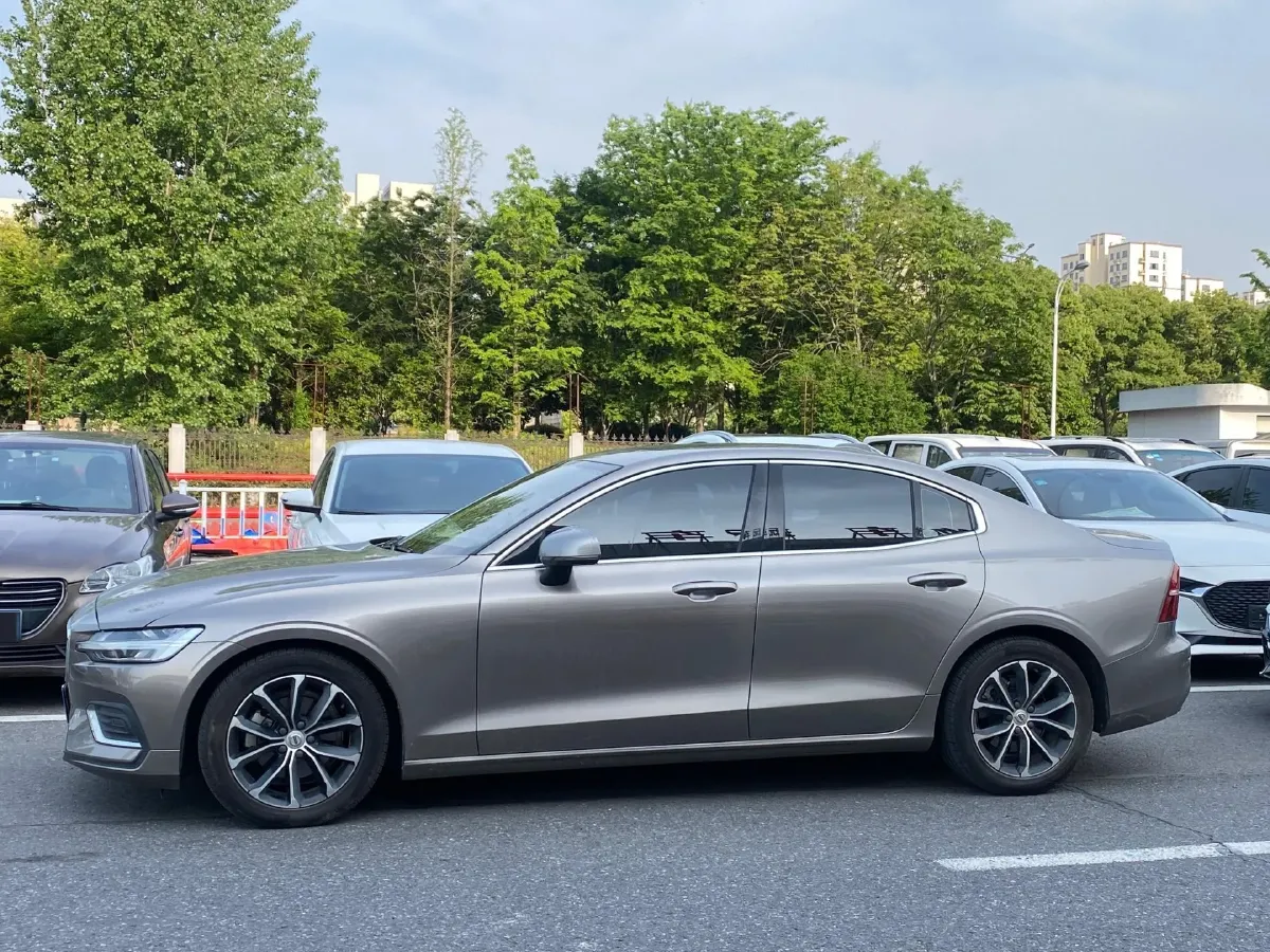 2022 Volvo S60 2.0T 197HP L4 8AT,autocango,china used car exporter,china ev exporter,chinese used car exporter,chinese used ev exporter