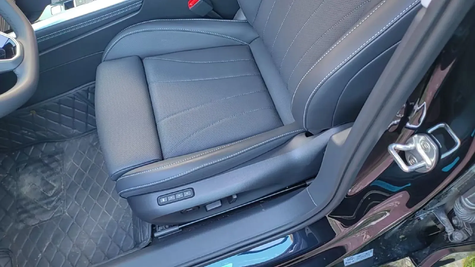 2025 Volkswagen Passat 2.0T 220HP L4 7DCT,autocango,china used car exporter,china ev exporter,chinese used car exporter,chinese used ev exporter