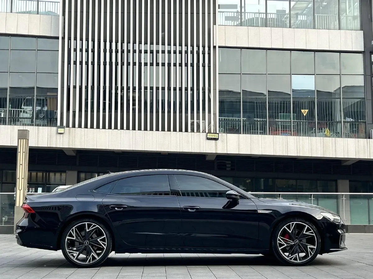 2025 Audi A7L 2.0T 245HP L4 7DCT,autocango,china used car exporter,china ev exporter,chinese used car exporter,chinese used ev exporter