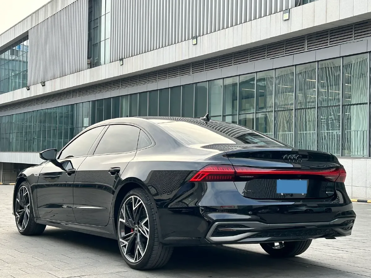 2025 Audi A7L 2.0T 245HP L4 7DCT,autocango,china used car exporter,china ev exporter,chinese used car exporter,chinese used ev exporter