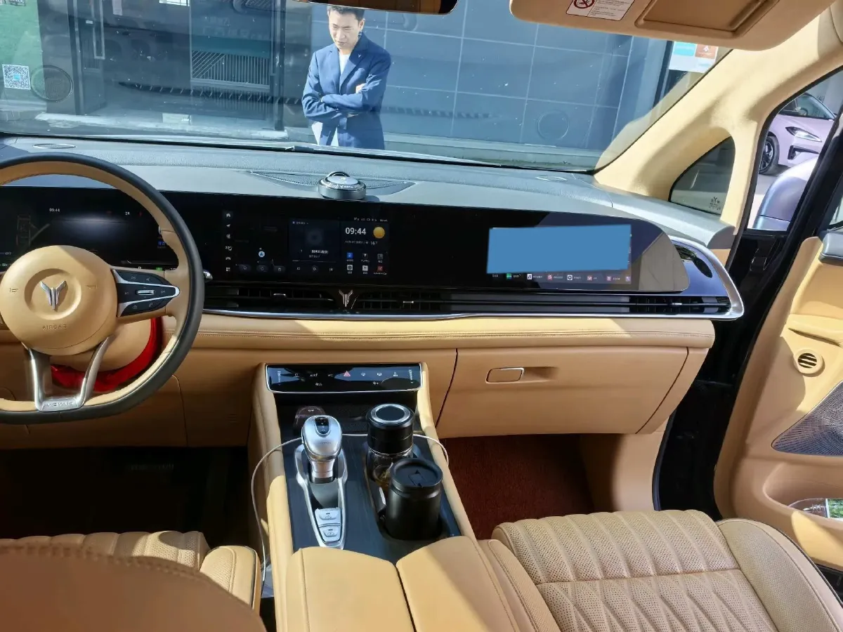 2024 Voyah Dream 1.5T 150HP L4 PHEV 43KWH,autocango,china used car exporter,china ev exporter,chinese used car exporter,chinese used ev exporter