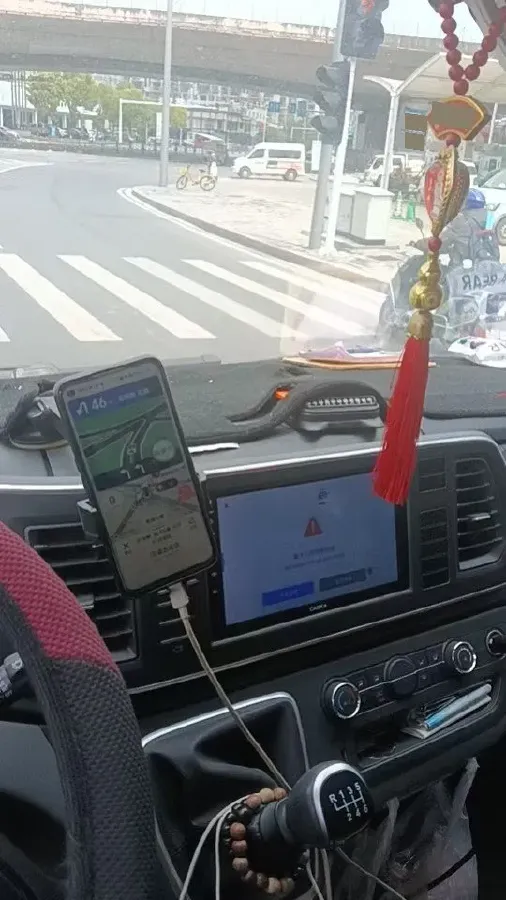 2019 MAXUS XinTu V80 2.5T 136HP L4 6MT,autocango,china used car exporter,china ev exporter,chinese used car exporter,chinese used ev exporter