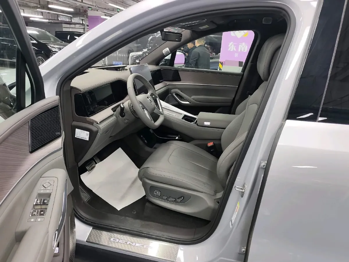 2025 Denza DenzaN9 2.0T 207HP L4 E-CVT PHEV,autocango,china used car exporter,china ev exporter,chinese used car exporter,chinese used ev exporter