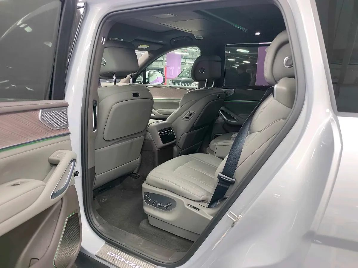 2025 Denza DenzaN9 2.0T 207HP L4 E-CVT PHEV,autocango,china used car exporter,china ev exporter,chinese used car exporter,chinese used ev exporter