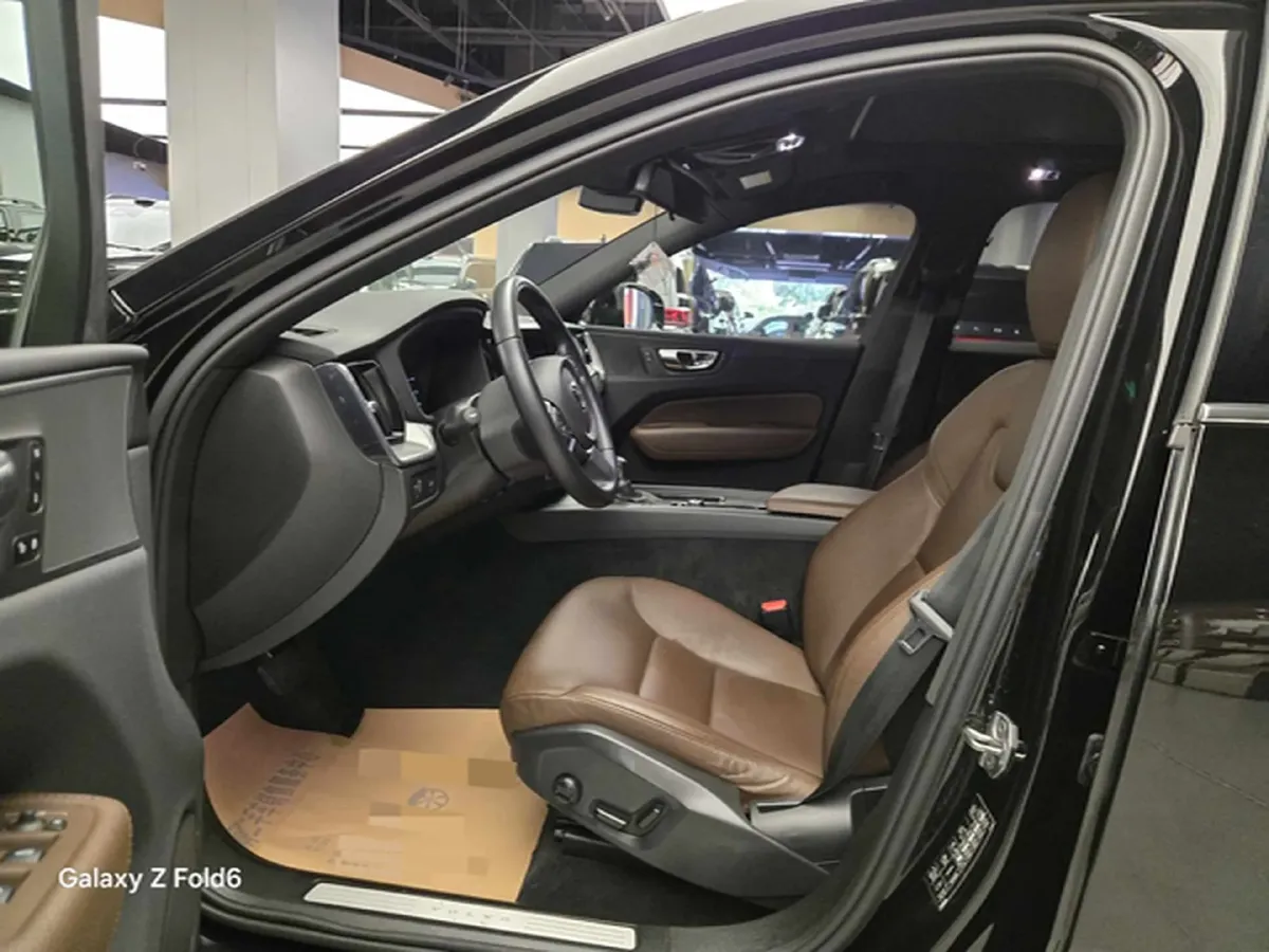 2021 Volvo XC60 2.0T 250HP L4 8AT,autocango,china used car exporter,china ev exporter,chinese used car exporter,chinese used ev exporter