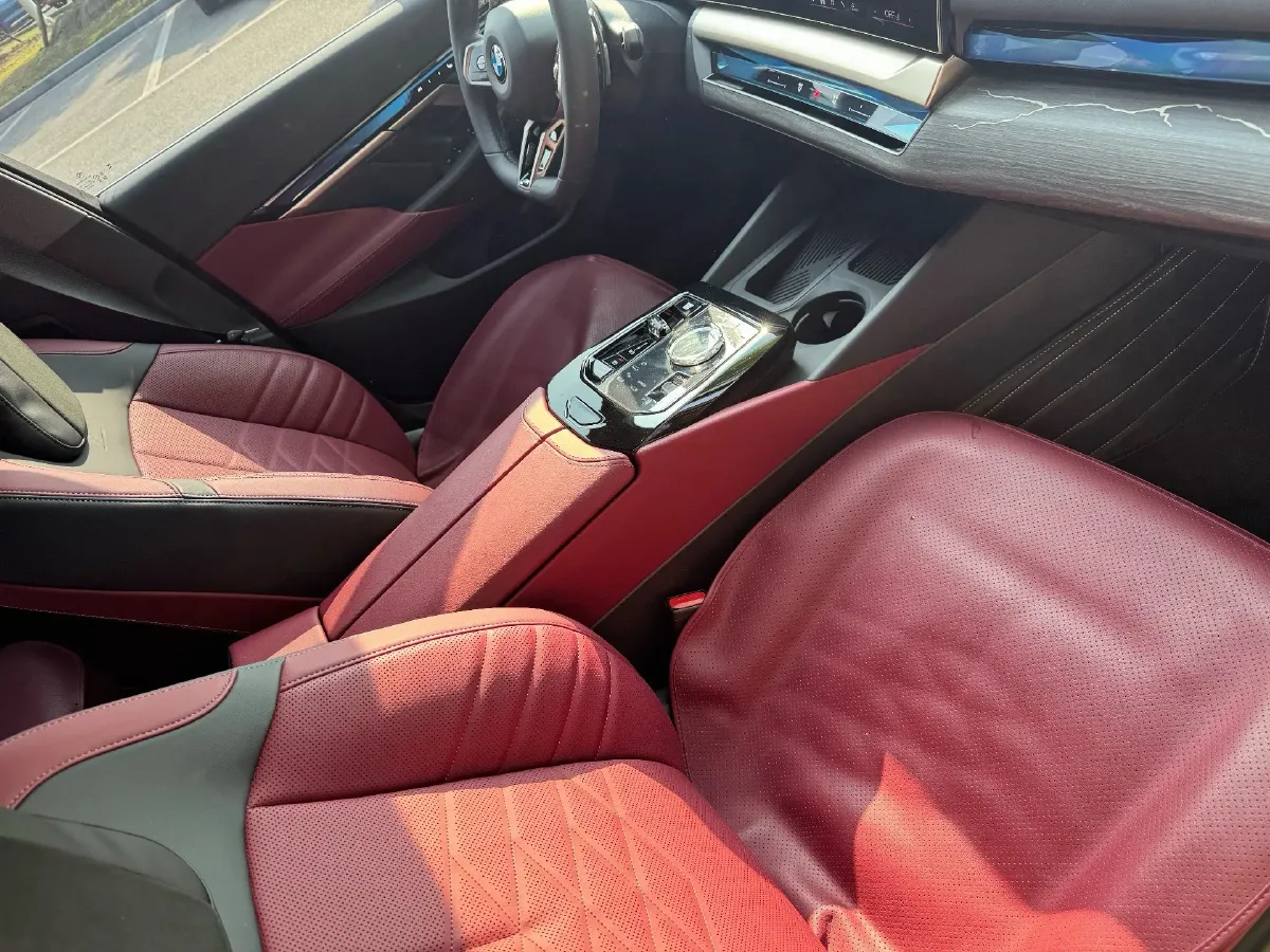 2025 BMW 5 Series 2.0T 258HP L4 8AT,autocango,china used car exporter,china ev exporter,chinese used car exporter,chinese used ev exporter