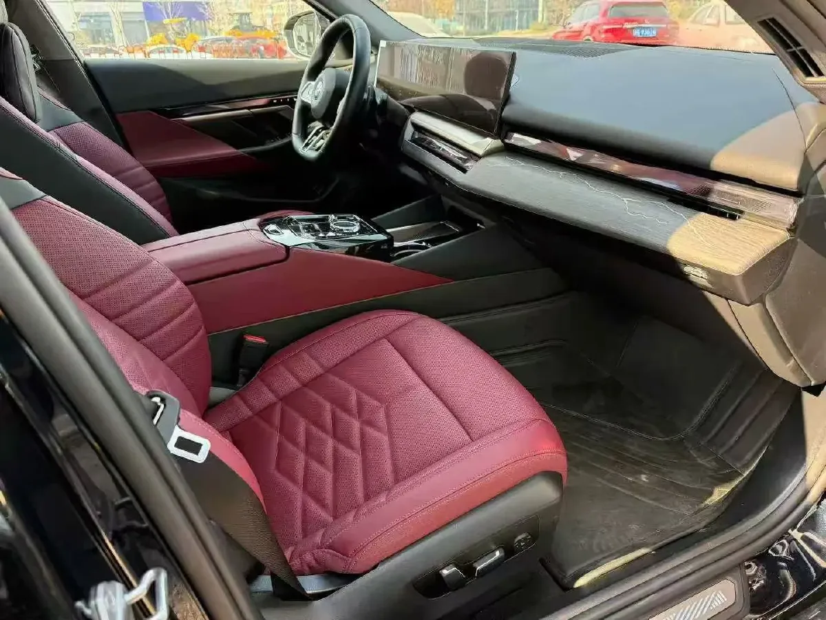 2025 BMW 5 Series 2.0T 258HP L4 8AT,autocango,china used car exporter,china ev exporter,chinese used car exporter,chinese used ev exporter