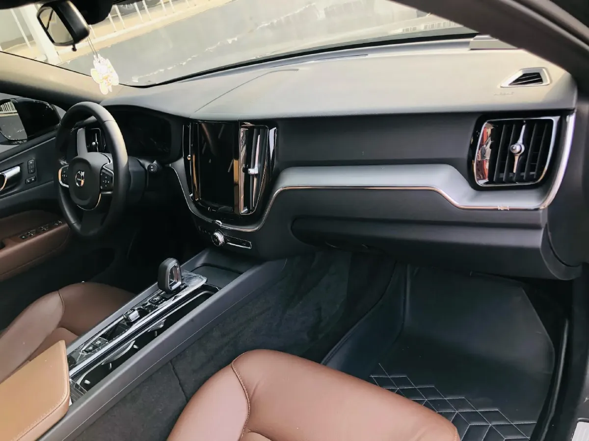 2024 Volvo XC60 2.0T 250HP L4 8AT,autocango,china used car exporter,china ev exporter,chinese used car exporter,chinese used ev exporter