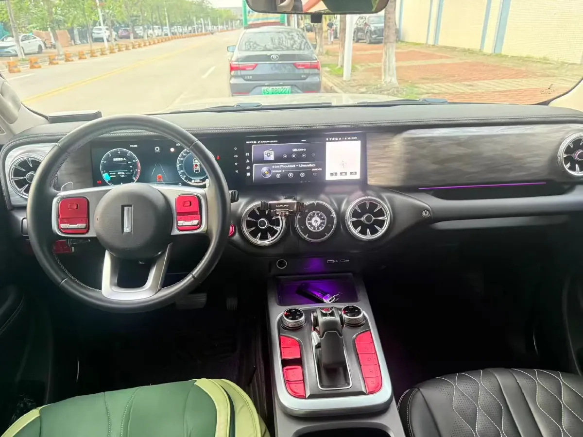 2021 Tank 300 2.0T 227HP L4 8AT,autocango,china used car exporter,china ev exporter,chinese used car exporter,chinese used ev exporter