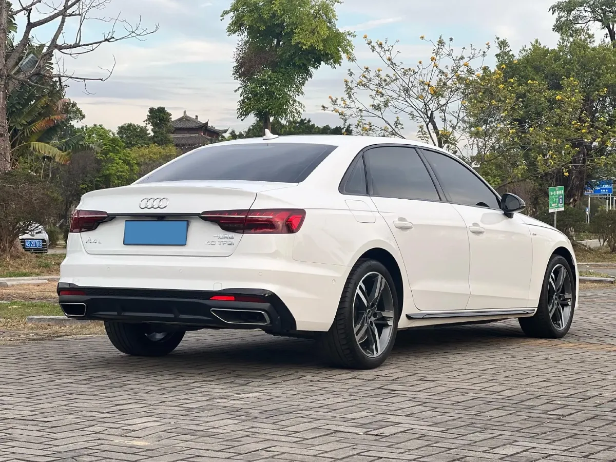 2022 Audi A4L 2.0T 190HP L4 7DCT,autocango,china used car exporter,china ev exporter,chinese used car exporter,chinese used ev exporter