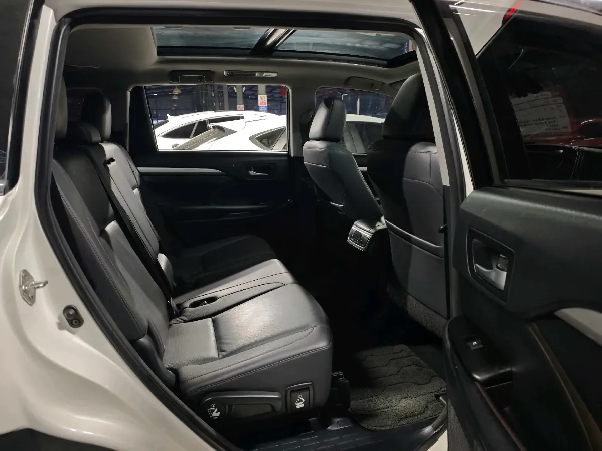 2018 Jeep Grand Commander 2.0T 265HP L4 9AT,autocango,china used car exporter,china ev exporter,chinese used car exporter,chinese used ev exporter