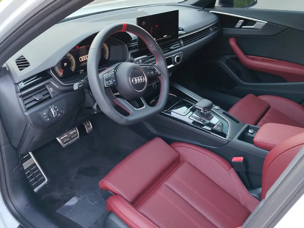 2025 Audi A4L 2.0T 190HP L4 7DCT,autocango,china used car exporter,china ev exporter,chinese used car exporter,chinese used ev exporter